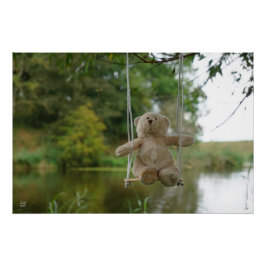 Beertje op schommel aan boom ポスター