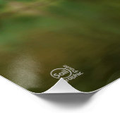 Beertje op schommel aan boom ポスター (コーナー)