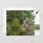 Beertje op schommel aan boom ポストカード (正面/裏面)