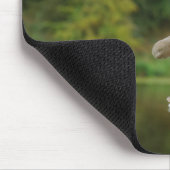 Beertje op schommel aan boom マウスパッド (コーナー)