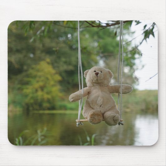 Beertje op schommel aan boom マウスパッド (正面)