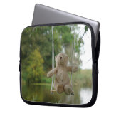 Beertje op schommel aan boom ラップトップスリーブ (正面左)