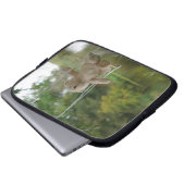 Beertje op schommel aan boom ラップトップスリーブ (正面下部)