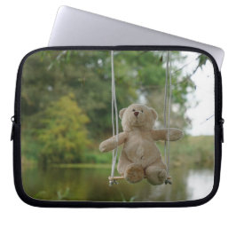Beertje op schommel aan boom ラップトップスリーブ