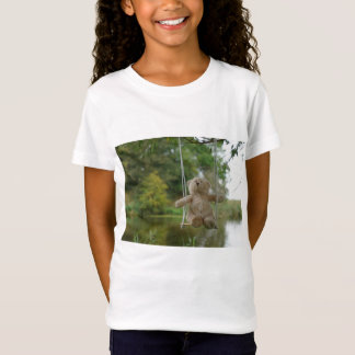 Beertje op schommel aan boom tシャツ