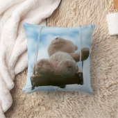 Beertje op schommel met bewolkte blauwe lucht. クッション (ブランケット)