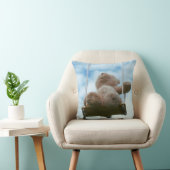 Beertje op schommel met bewolkte blauwe lucht. クッション (椅子)