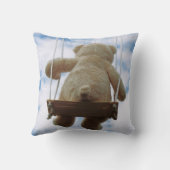 Beertje op schommel met bewolkte blauwe lucht. クッション (裏面)