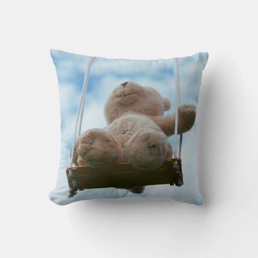 Beertje op schommel met bewolkte blauwe lucht. クッション (正面)