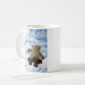 Beertje op schommel met bewolkte blauwe lucht. コーヒーマグカップ (正面左)