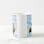 Beertje op schommel met bewolkte blauwe lucht. コーヒーマグカップ (中央)