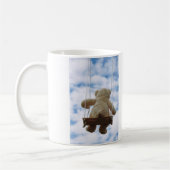 Beertje op schommel met bewolkte blauwe lucht. コーヒーマグカップ (左)