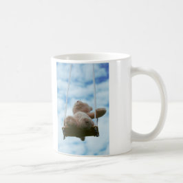 Beertje op schommel met bewolkte blauwe lucht. コーヒーマグカップ