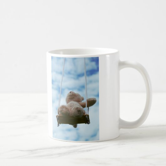 Beertje op schommel met bewolkte blauwe lucht. コーヒーマグカップ (右)