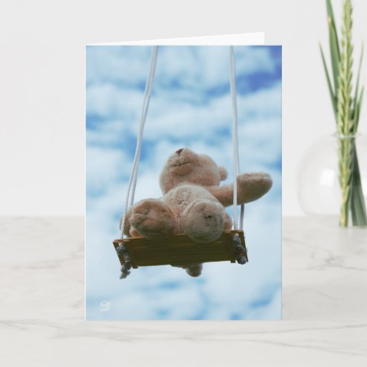 Beertje op schommel met bewolkte blauwe lucht. シーズンカード (正面)