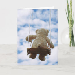 Beertje op schommel met bewolkte blauwe lucht. シーズンカード