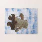 Beertje op schommel met bewolkte blauwe lucht. ジグソーパズル (横)