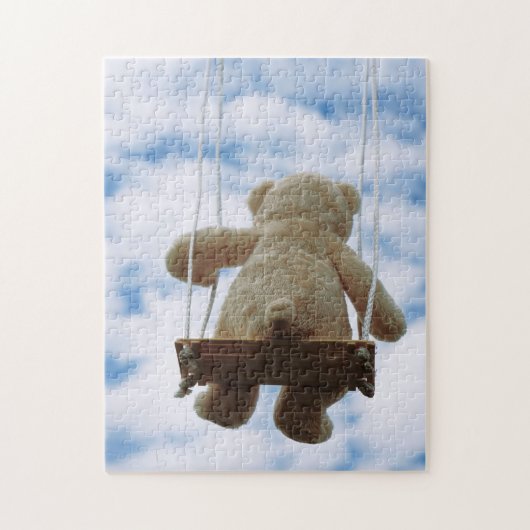 Beertje op schommel met bewolkte blauwe lucht. ジグソーパズル (縦)