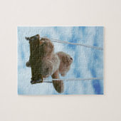 Beertje op schommel met bewolkte blauwe lucht. ジグソーパズル (横)