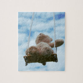 Beertje op schommel met bewolkte blauwe lucht. ジグソーパズル