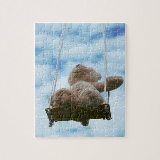 Beertje op schommel met bewolkte blauwe lucht. ジグソーパズル (縦)