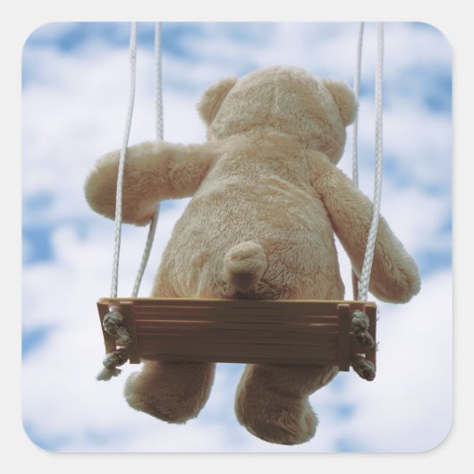 Beertje op schommel met bewolkte blauwe lucht. スクエアシール (正面)