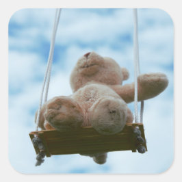 Beertje op schommel met bewolkte blauwe lucht. スクエアシール