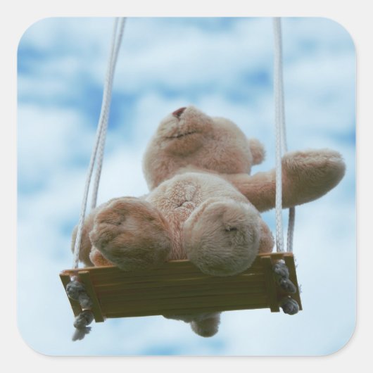 Beertje op schommel met bewolkte blauwe lucht. スクエアシール (正面)