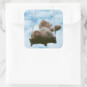 Beertje op schommel met bewolkte blauwe lucht. スクエアシール (バッグ)