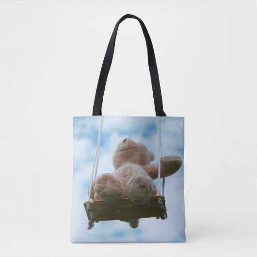 Beertje op schommel met bewolkte blauwe lucht. トートバッグ (正面)