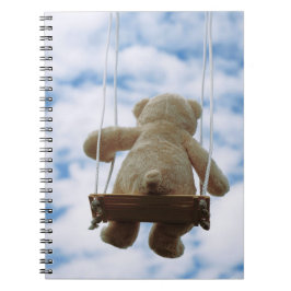 Beertje op schommel met bewolkte blauwe lucht. ノートブック