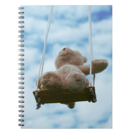 Beertje op schommel met bewolkte blauwe lucht. ノートブック