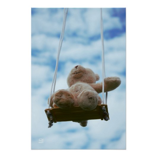 Beertje op schommel met bewolkte blauwe lucht. ポスター (正面)