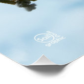 Beertje op schommel met bewolkte blauwe lucht. ポスター (コーナー)