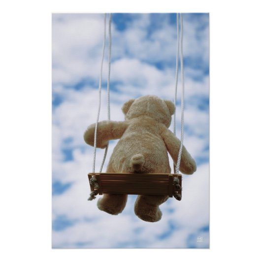 Beertje op schommel met bewolkte blauwe lucht. ポスター (正面)