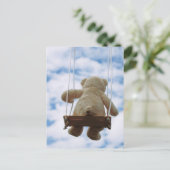 Beertje op schommel met bewolkte blauwe lucht. ポストカード (スタンド正面)