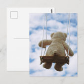 Beertje op schommel met bewolkte blauwe lucht. ポストカード (正面/裏面)