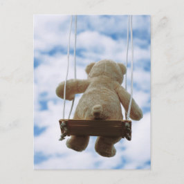 Beertje op schommel met bewolkte blauwe lucht. ポストカード