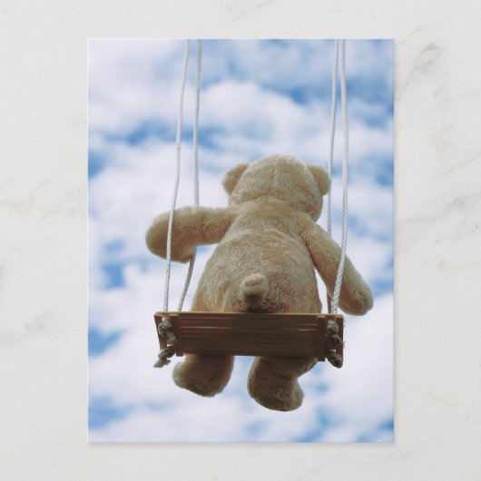 Beertje op schommel met bewolkte blauwe lucht. ポストカード (正面)