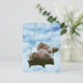 Beertje op schommel met bewolkte blauwe lucht. ポストカード (スタンド正面)