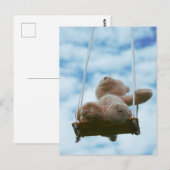 Beertje op schommel met bewolkte blauwe lucht. ポストカード (正面/裏面)