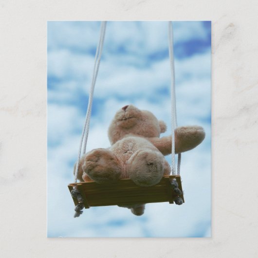 Beertje op schommel met bewolkte blauwe lucht. ポストカード (正面)