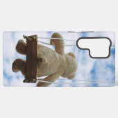 Beertje op schommel met bewolkte blauwe lucht. samsung galaxyケース (裏面横)