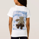 Beertje op schommel met bewolkte blauwe lucht. tシャツ (裏面)
