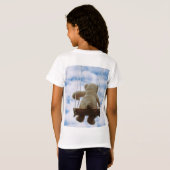 Beertje op schommel met bewolkte blauwe lucht. tシャツ (裏面フル)