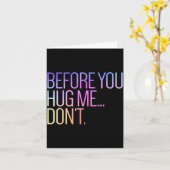Before You Hug Me Don't Like Hugs Funny Not A Hugg カード (黄色い花)