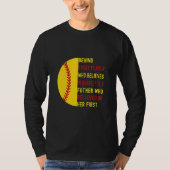 Behind Every Player Is A Father  Softball Dad Daug Tシャツ (正面)