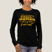 Behind Every Strong Woman Is Her Cat Funny Quote トライブレンドＴシャツ (正面)
