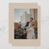 Beigeミニマルエレガントリスト写真日付を保存 招待状 (正面/裏面)