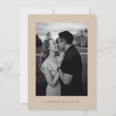 Beigeミニマル文字と写真日付を保存 招待状 (裏面)